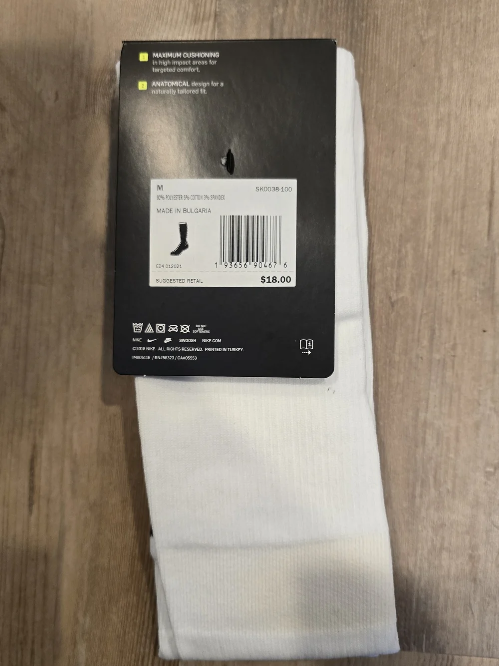 Nike Knee High Athletic Socks in White with Black Swoosh mens 6-8 womens 6-10